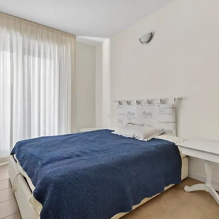 In 2 Bedrooms Parking Space Pool Pedestrian Area *